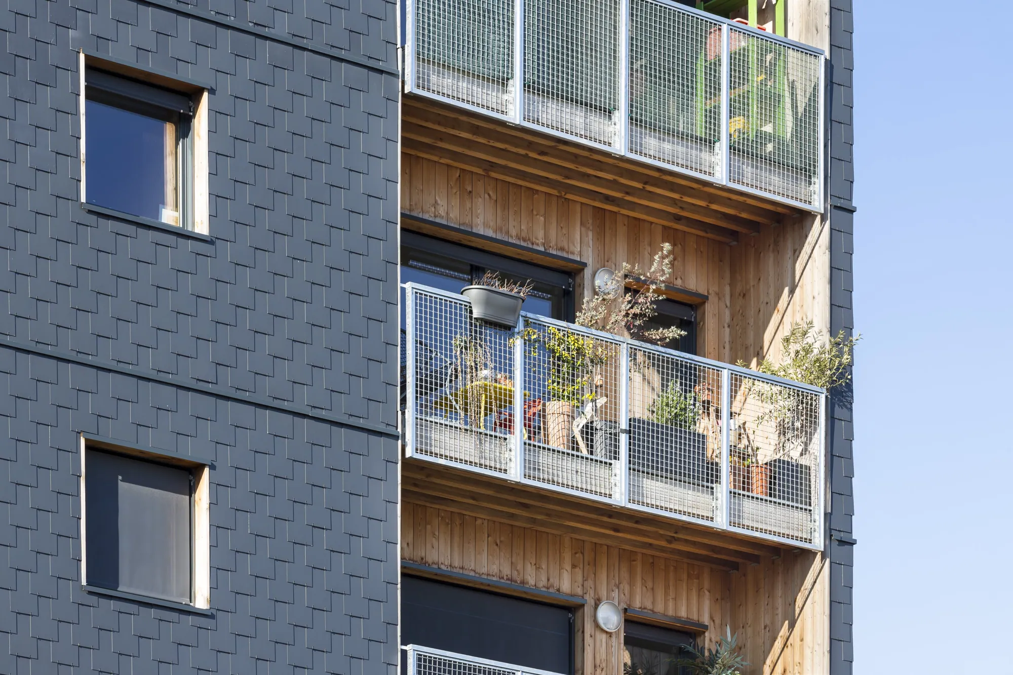 Balcons en bois sur la façade en ardoise