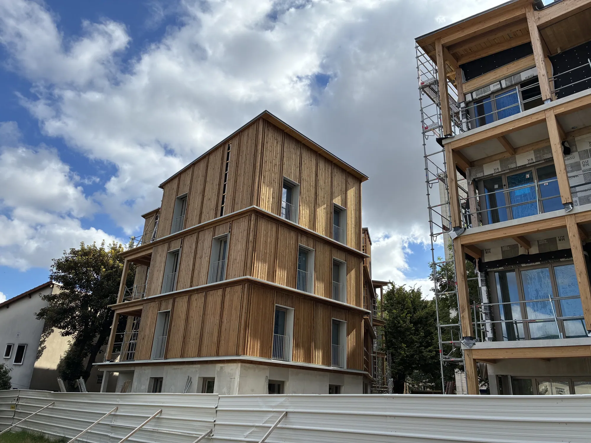 Façade en bois en cours de chantier