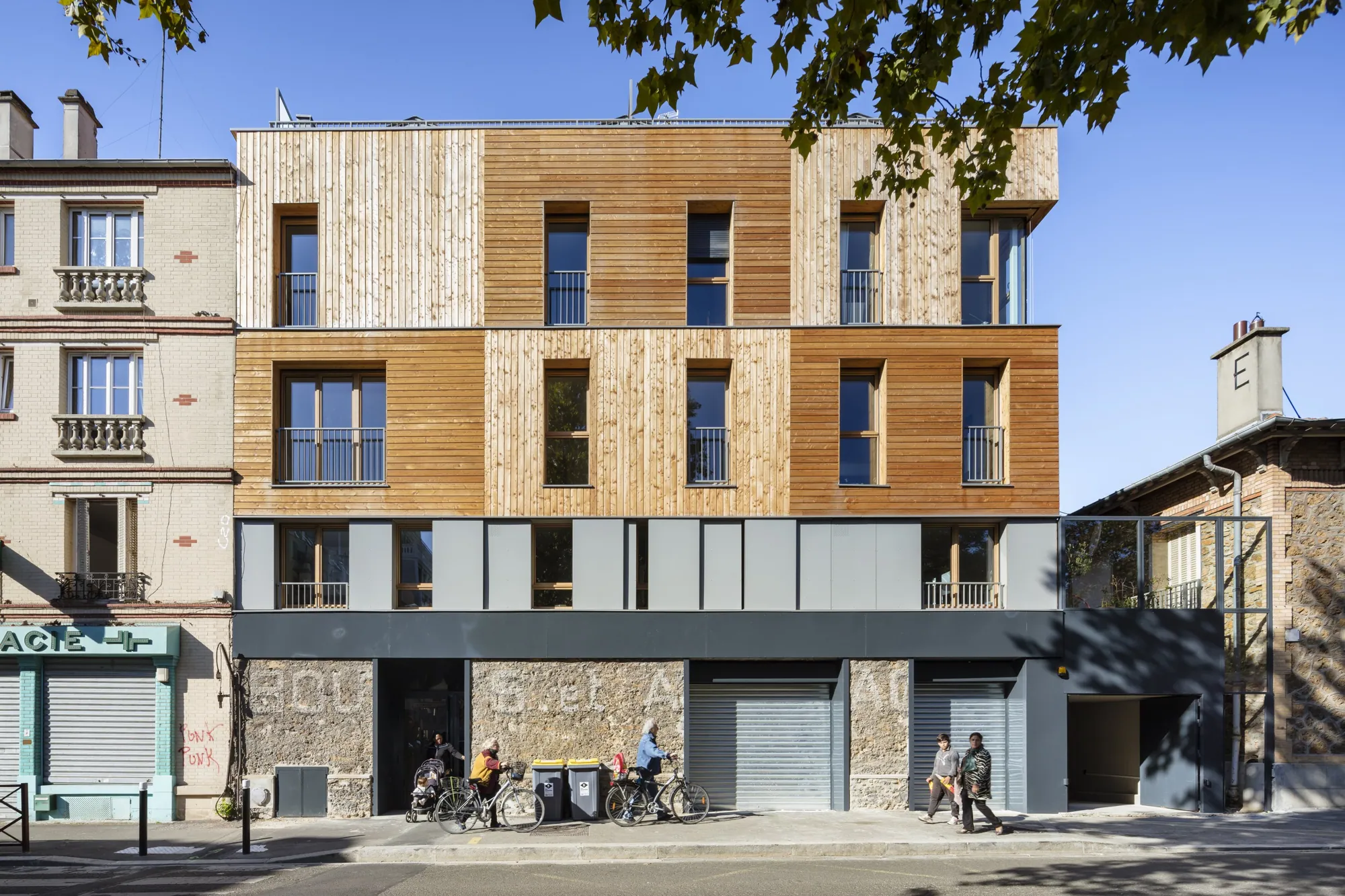 L'Anthracite, façade en bois sur la rue