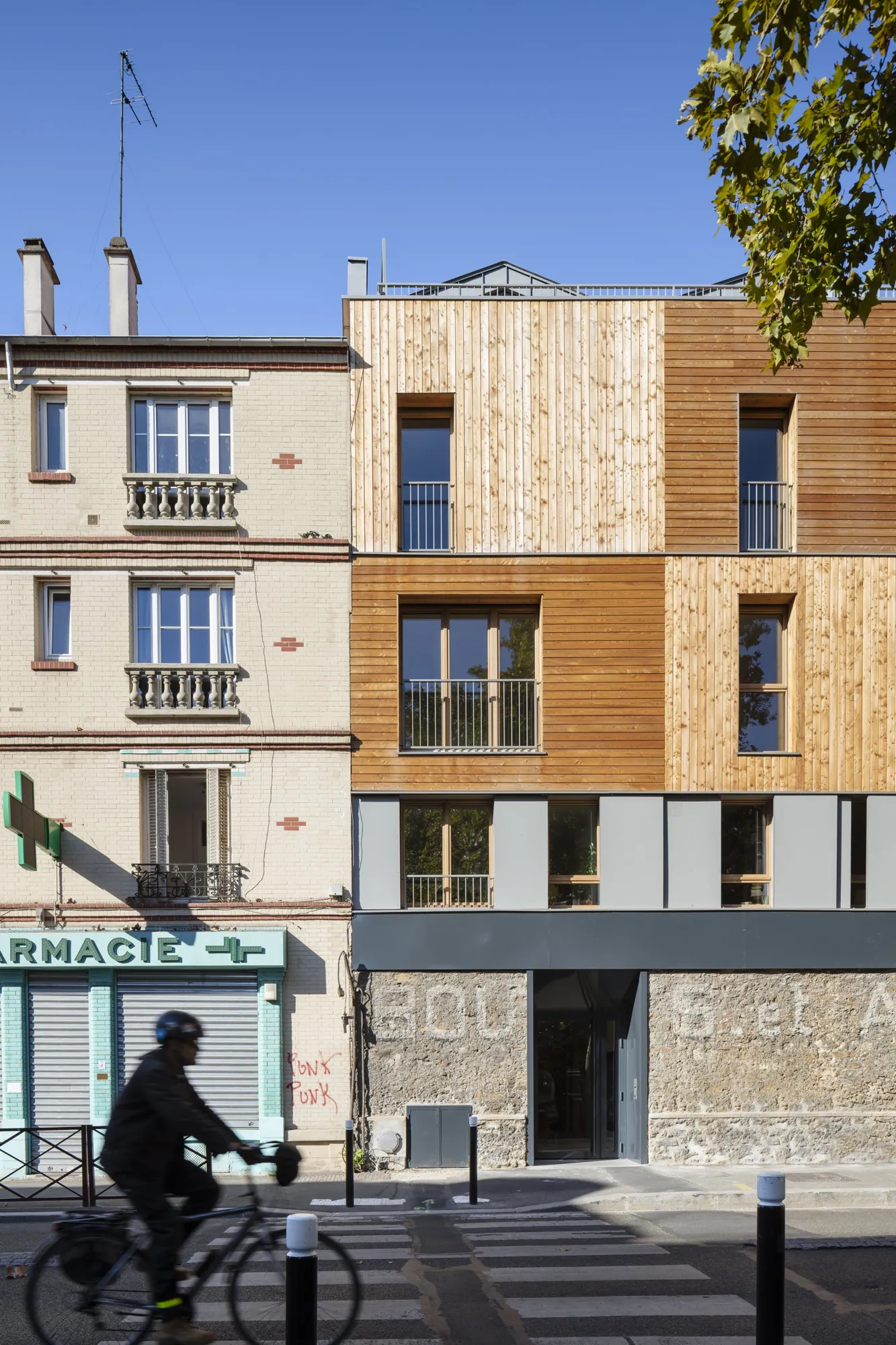 La façade sur rue, avec un cycliste