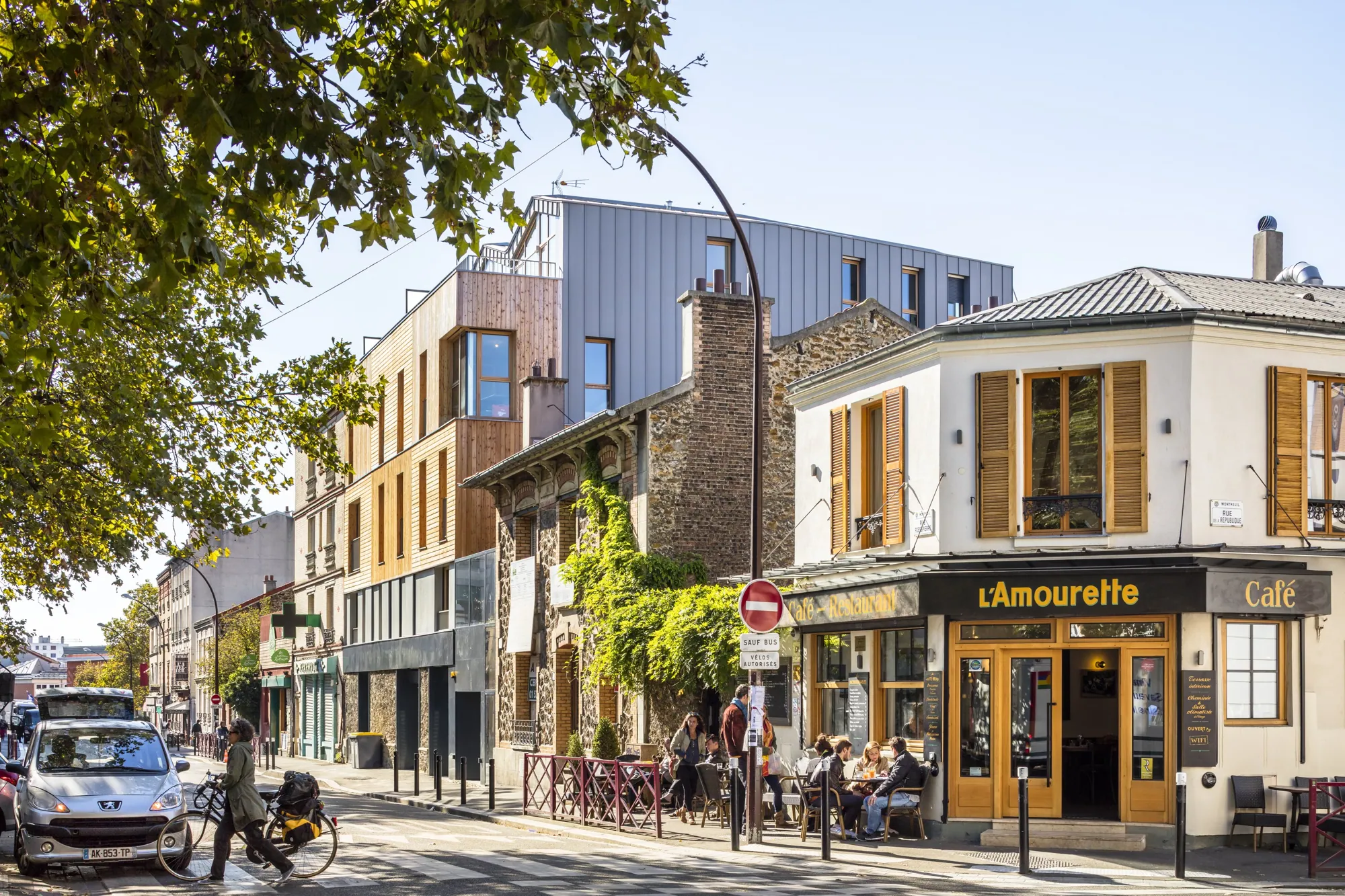 L'angle de rue et le café au rez-de-chaussée