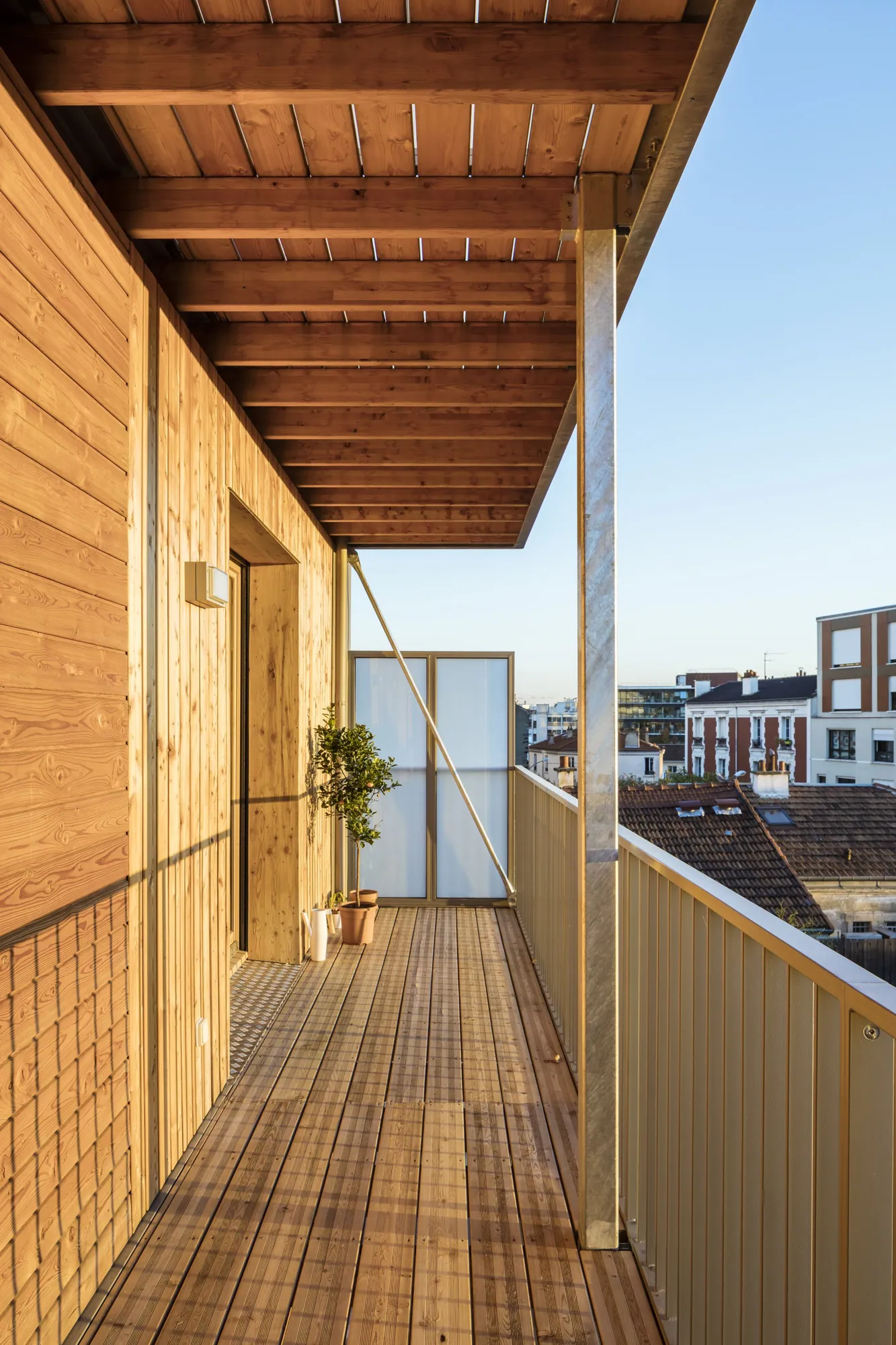 Coursive en bois menant aux logements