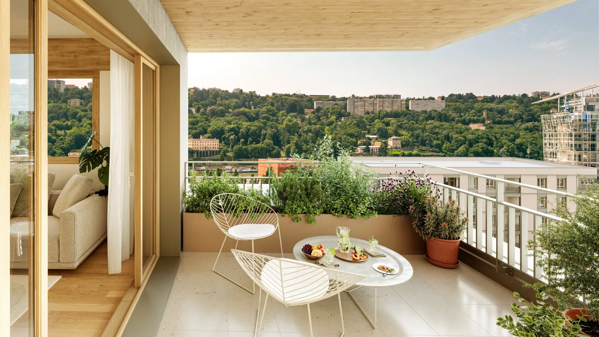 Loggia avec table et plantes, vue sur la colline
