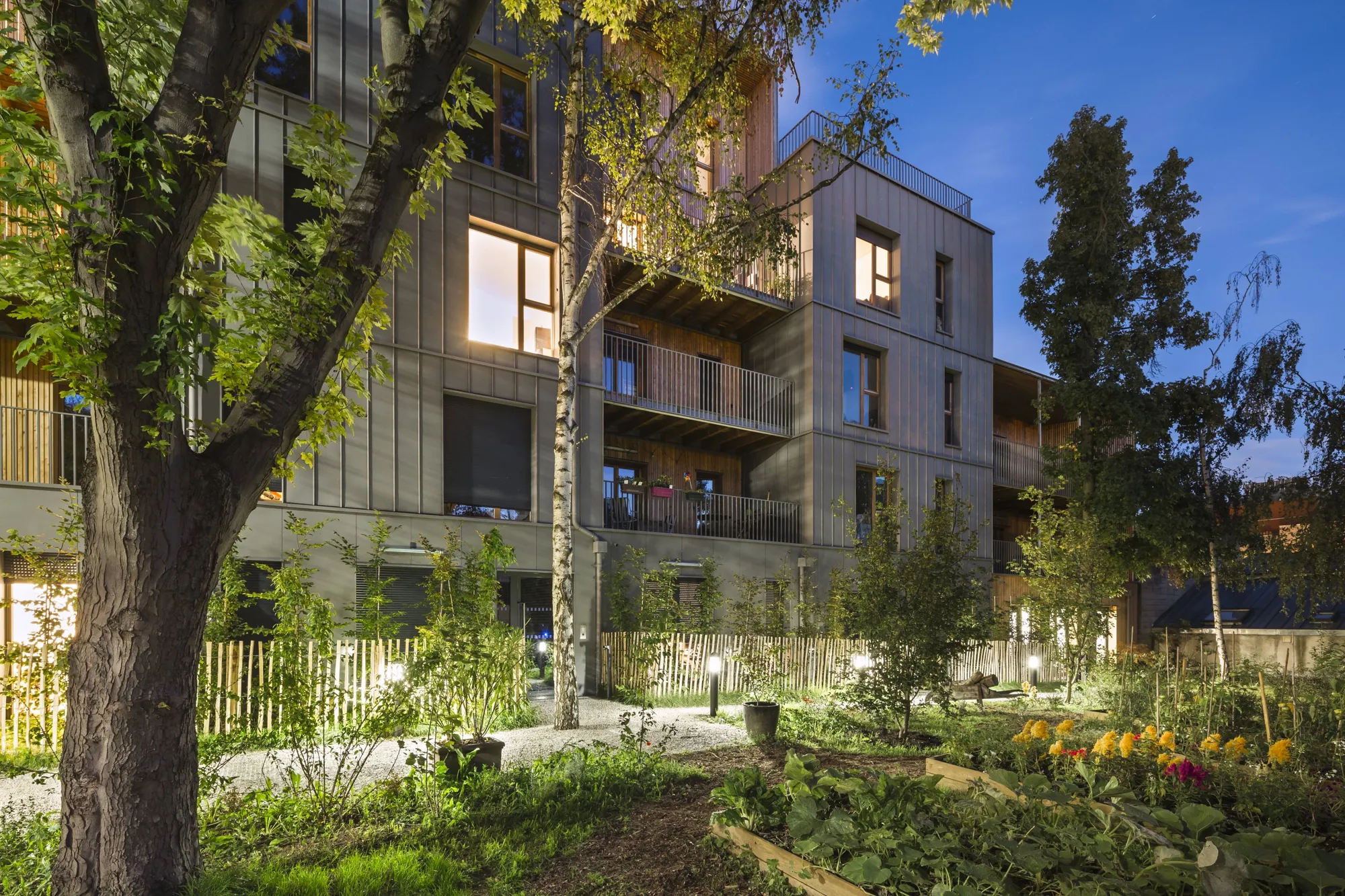 Le Bourg, immeubles en bois autour du jardin partagé
