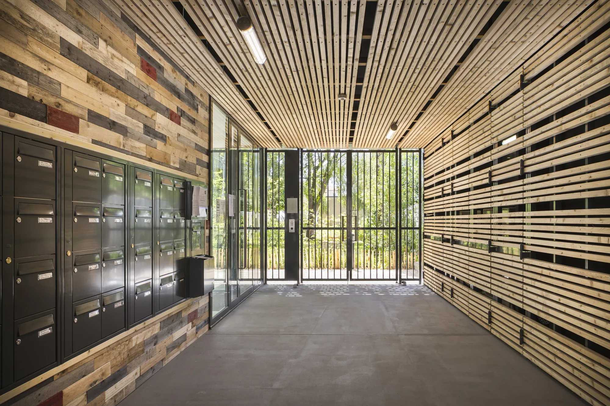 Hall d'entrée habillé de bois