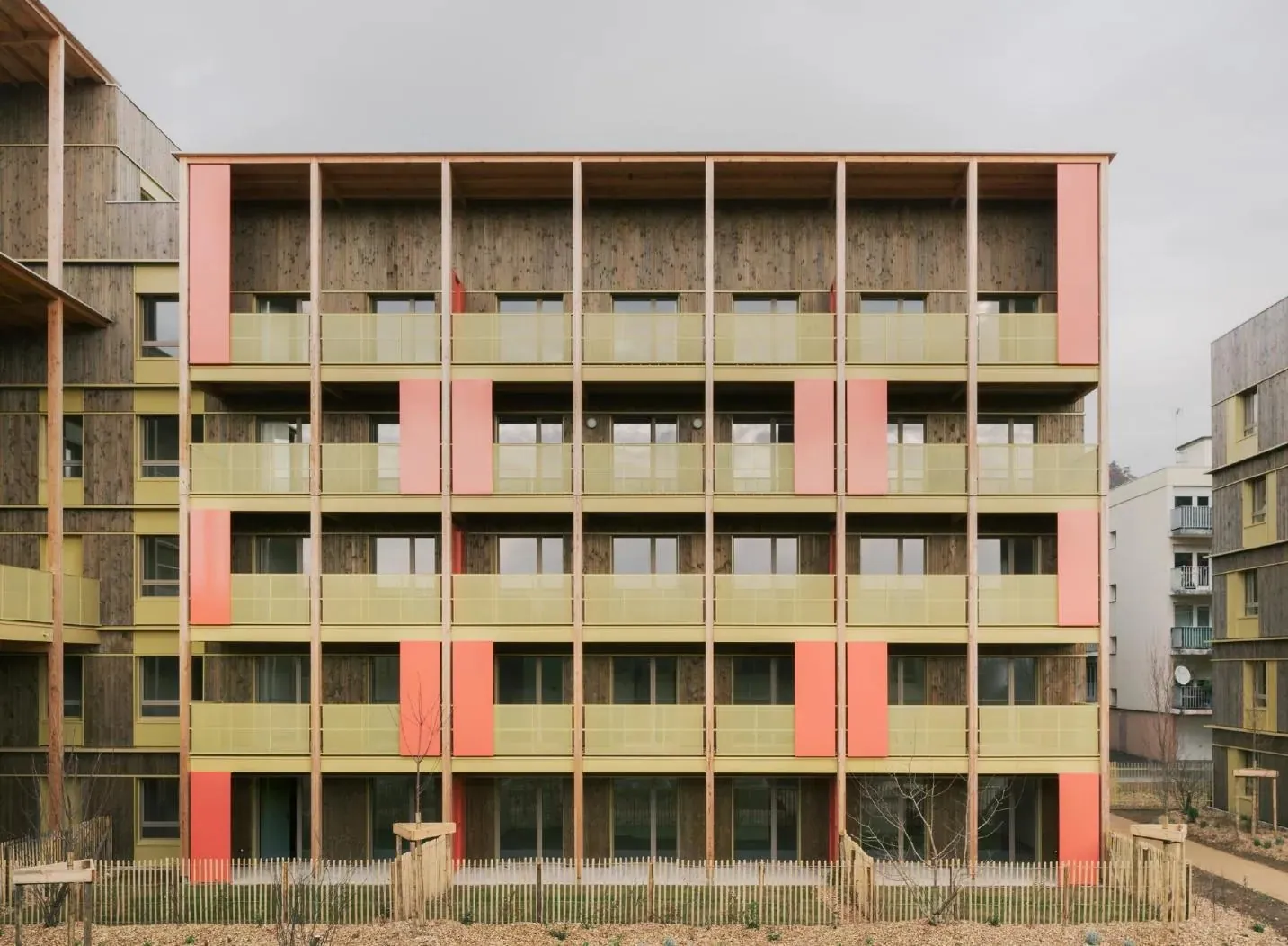 Origines, façade en bois et panneaux colorés