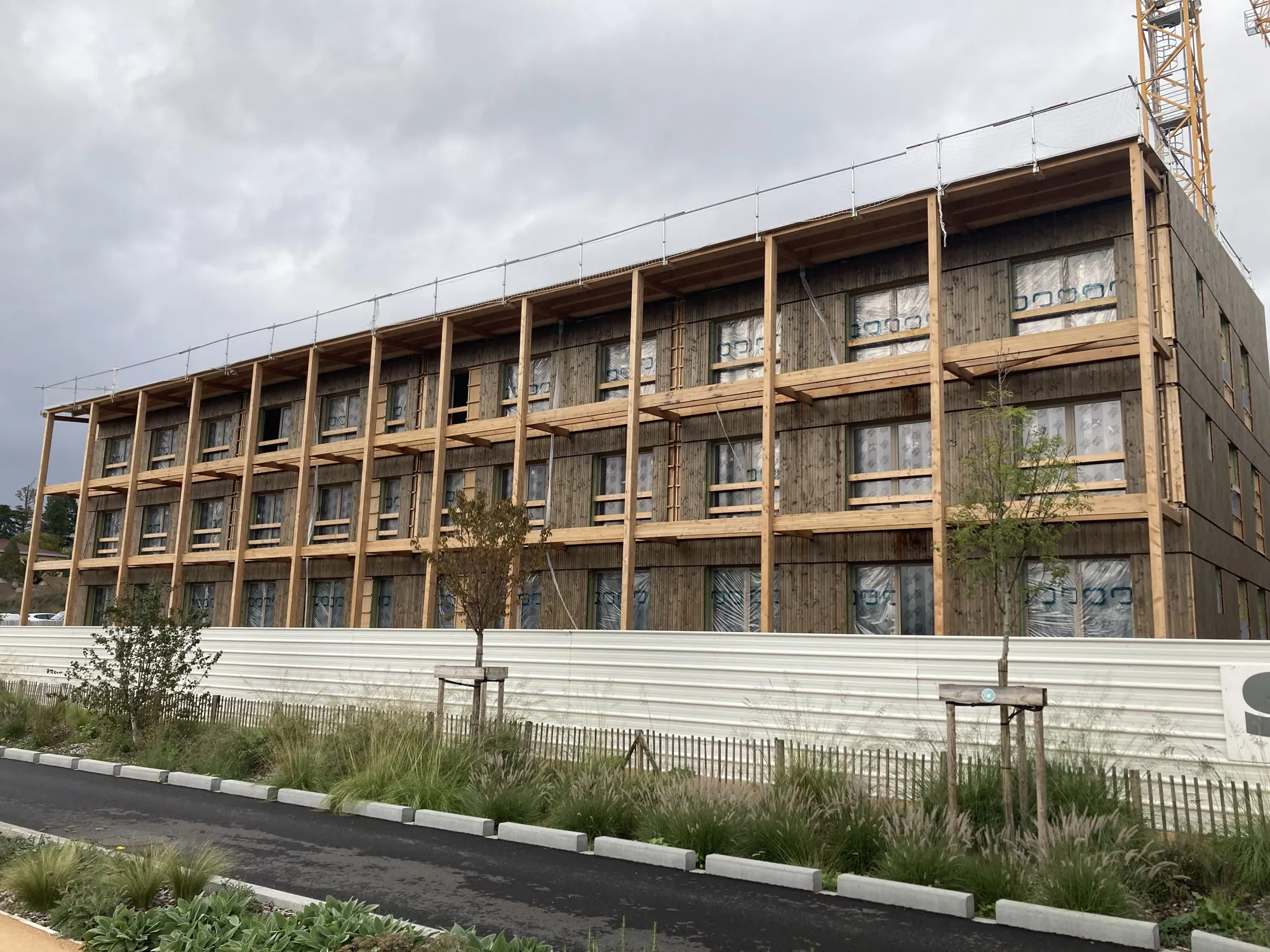 Façade en bois pendant le chantier