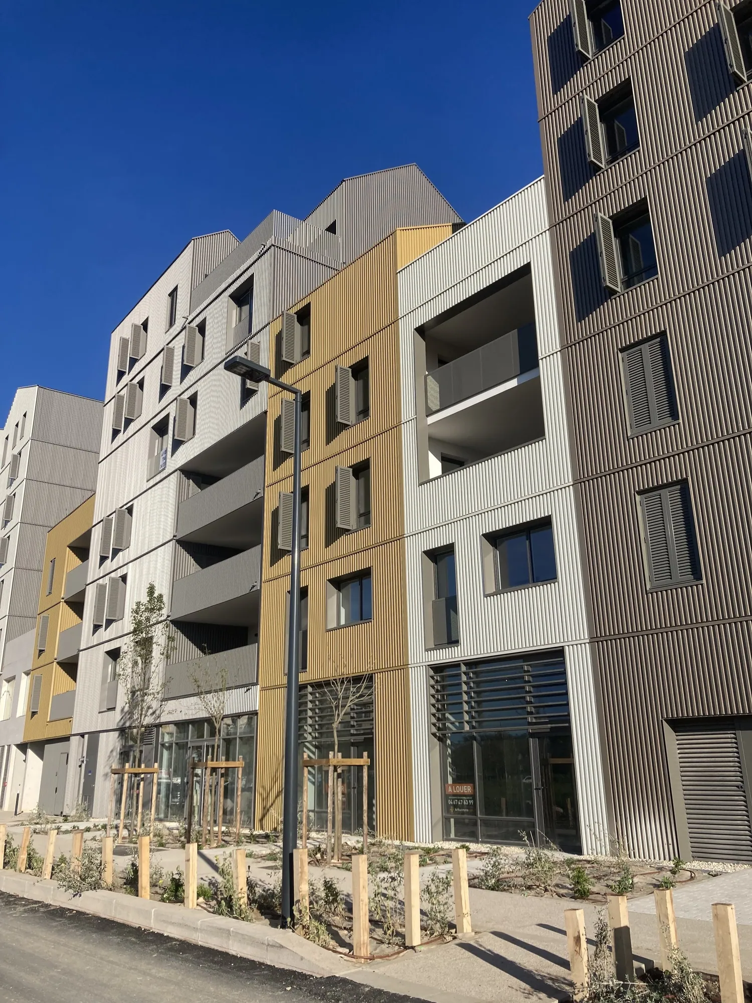 Façades de So Wood sur la rue