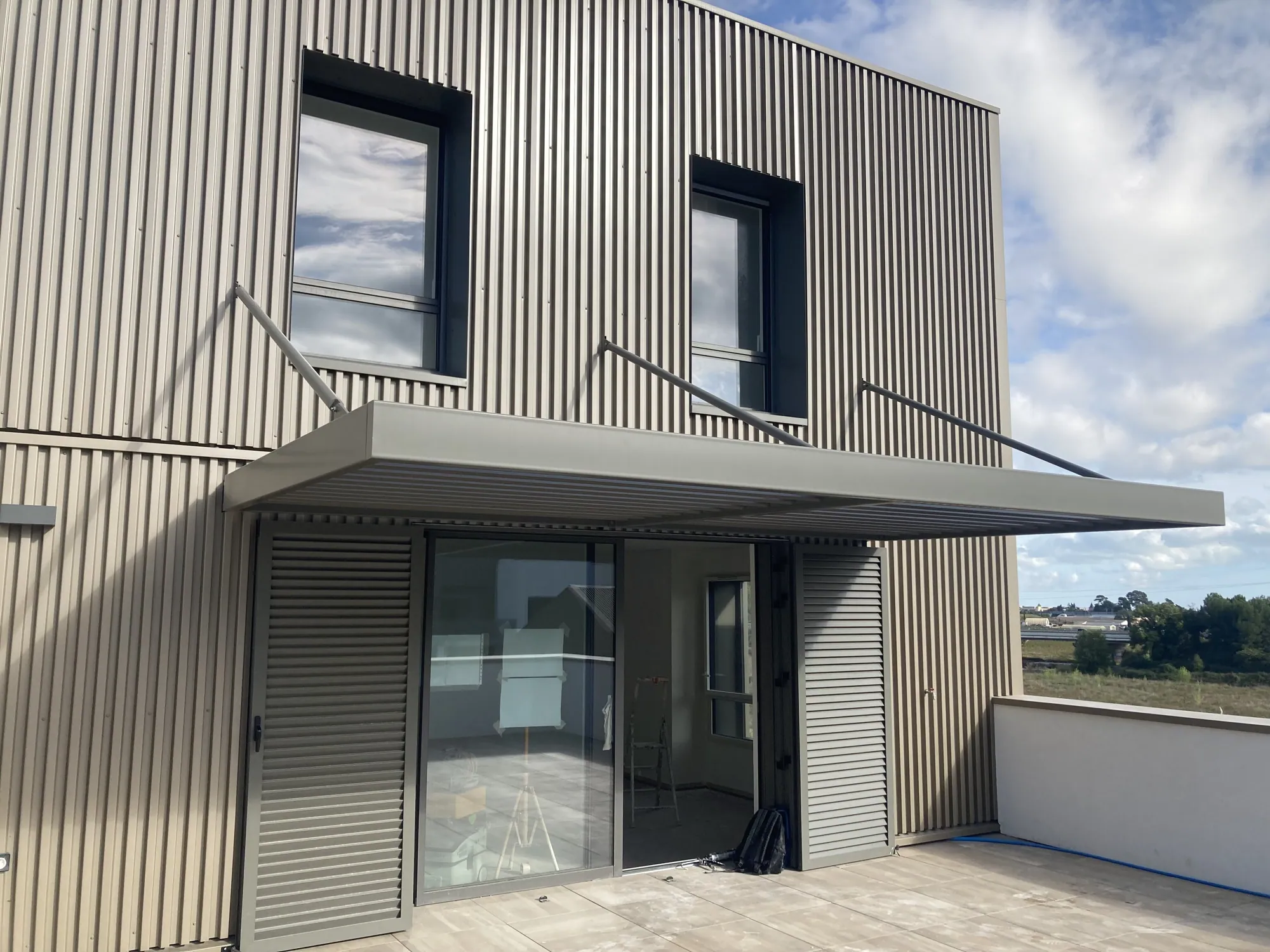 Terrasse d'un logement avec auvent