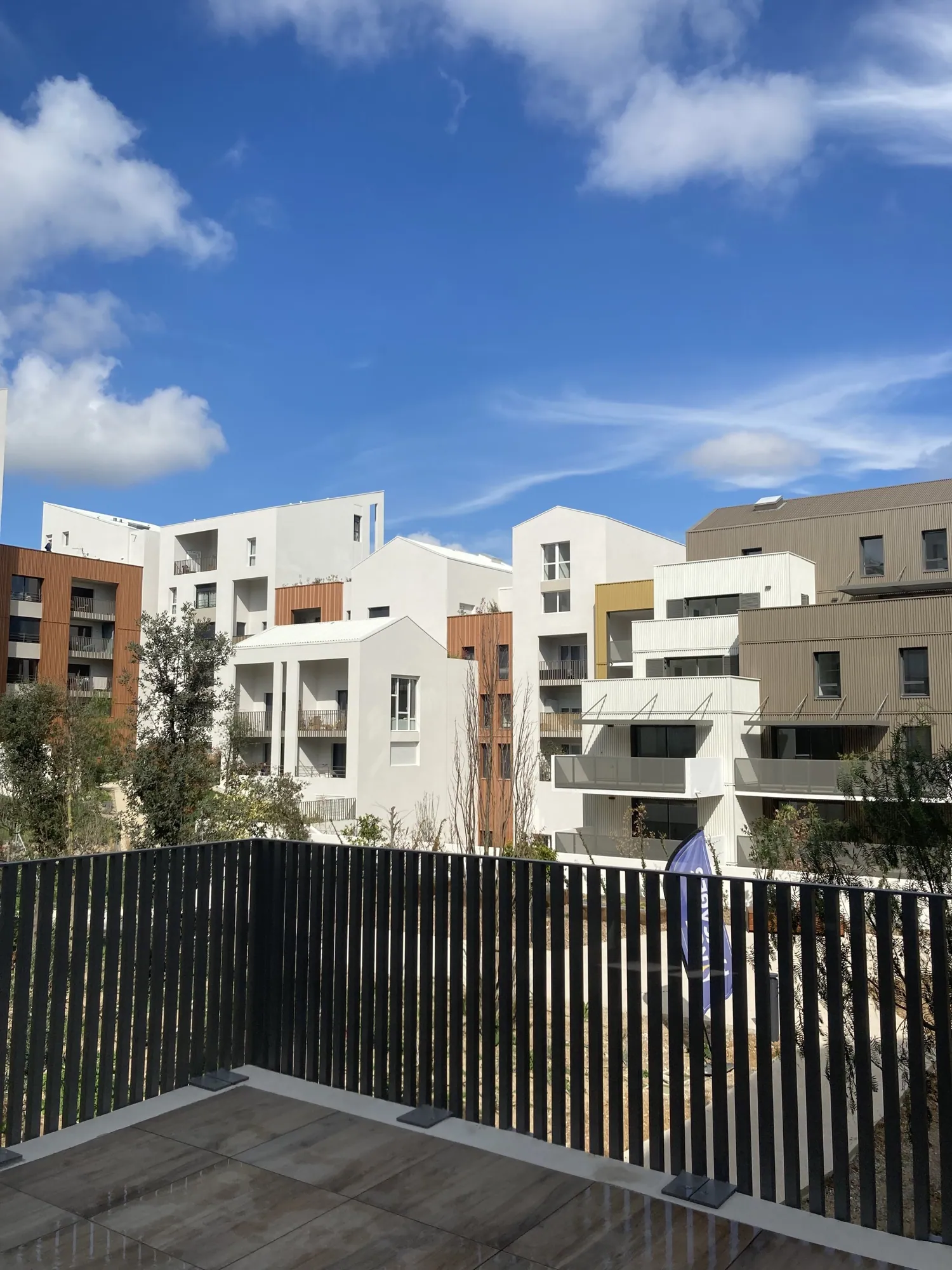 Vue depuis un balcon sur les immeubles voisins