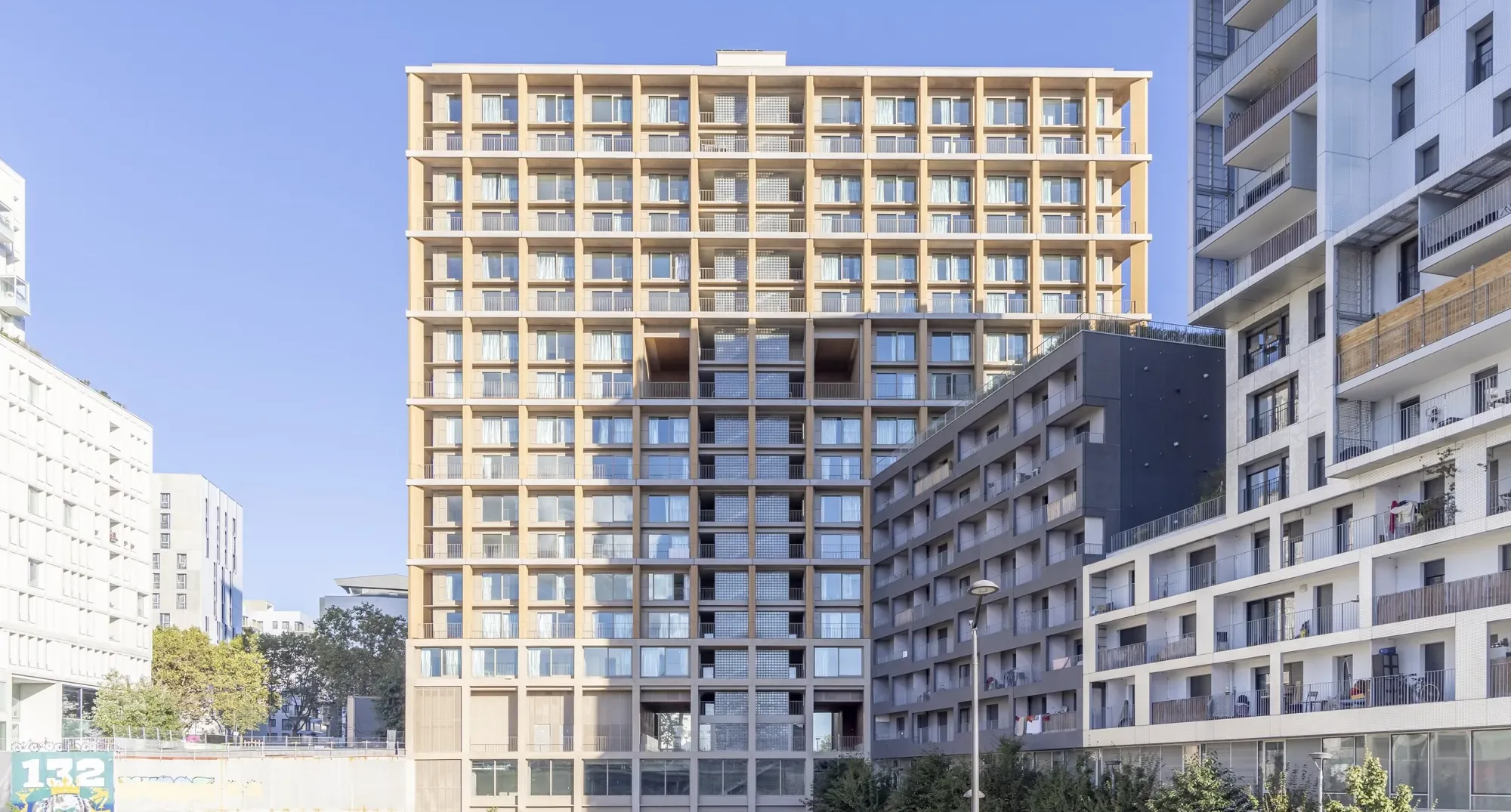 La tour Wood Up et sa structure en bois, vue de la rue