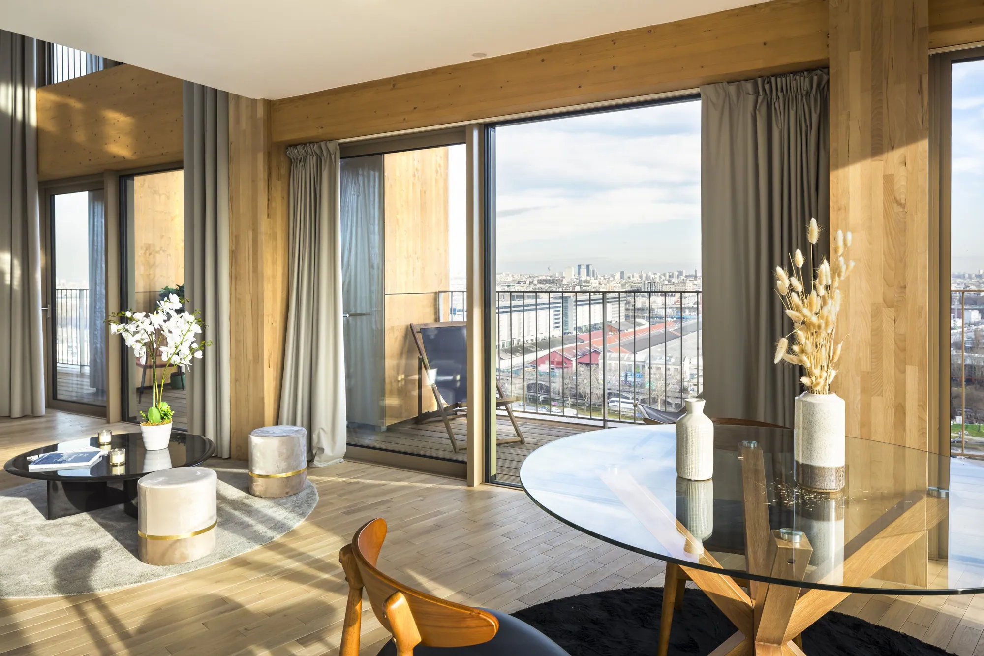 Séjour en angle avec vue sur Paris
