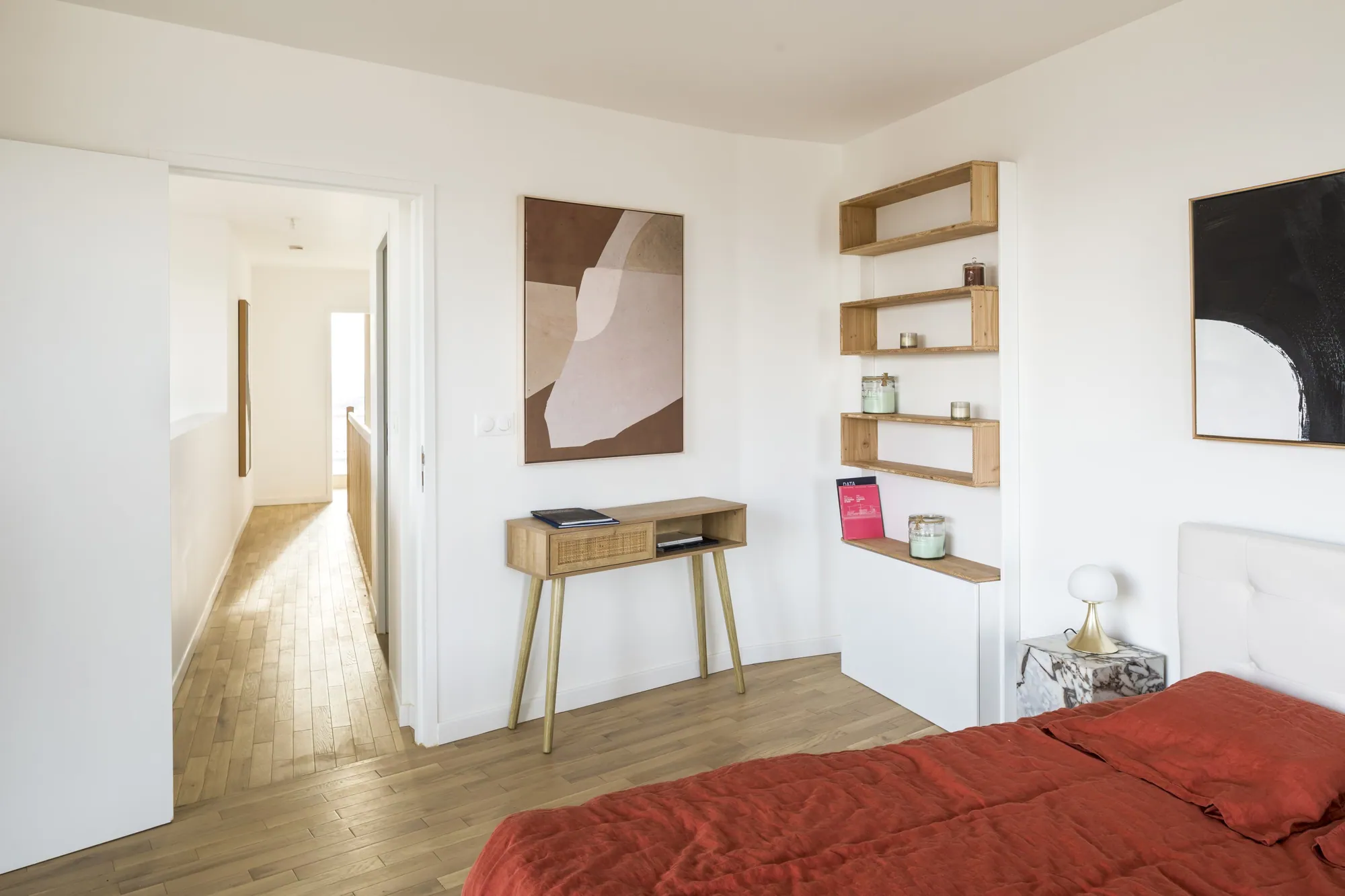Chambre lumineuse aux finitions bois