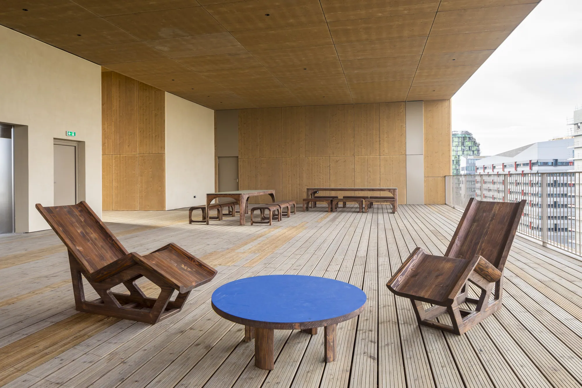 Terrasse partagée avec chaises longues en bois