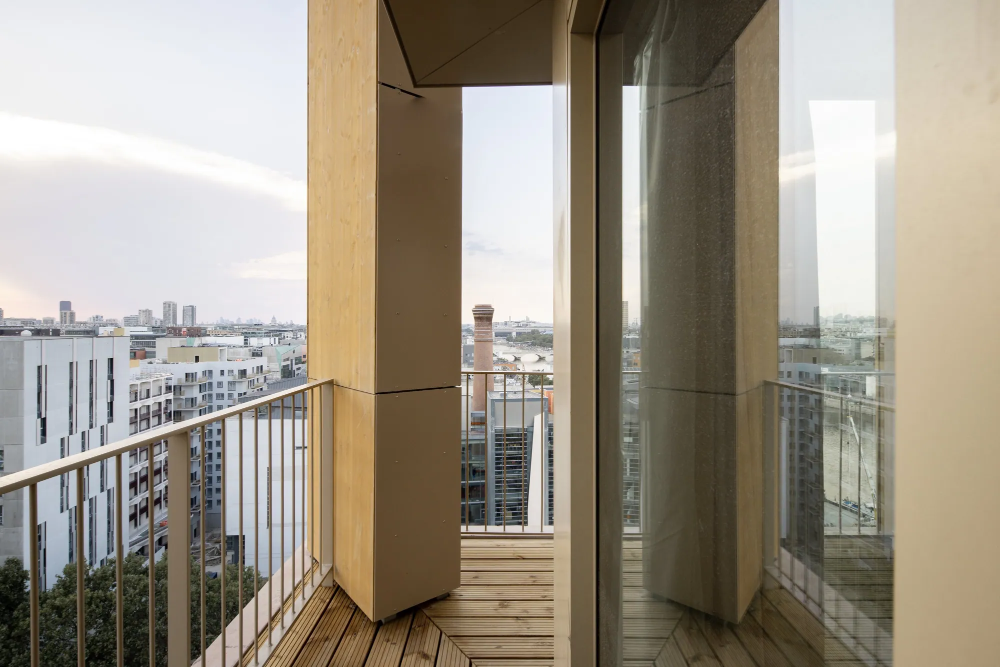 Loggia en bois avec vue sur la ville