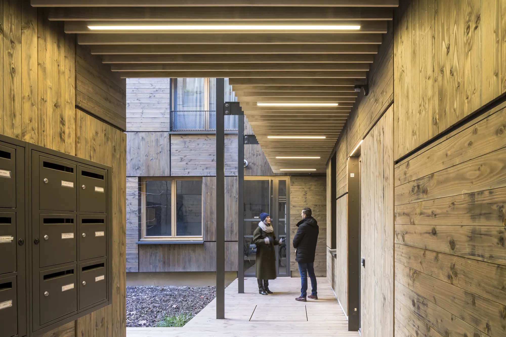 Entrée et boîtes aux lettres en bois