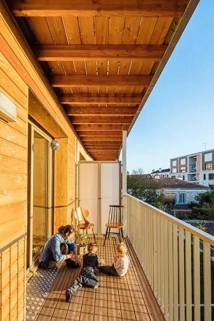Loggia en bois, Les Pierres Sauvages